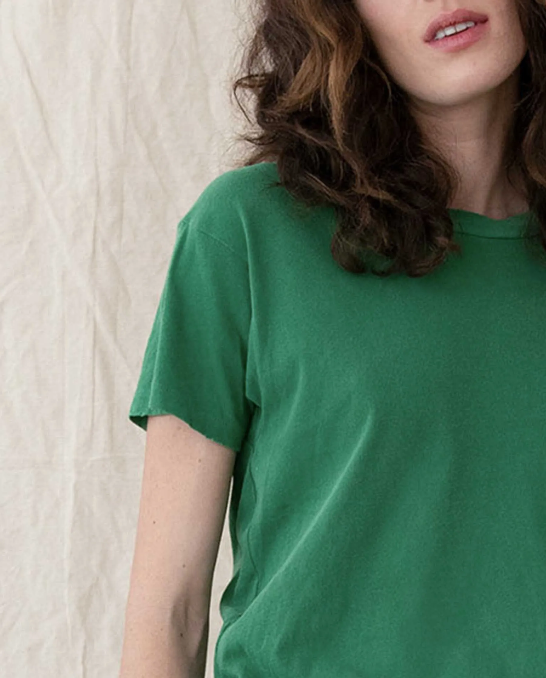 The Slim Tee. Solid -- BOTTLE GREEN